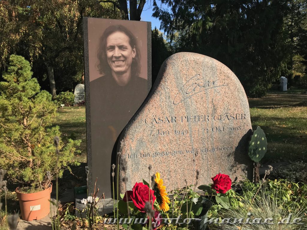Grabstein mit Foto von Rockmusiker Peter Gläser auf dem Südfriedhof in Leipzig