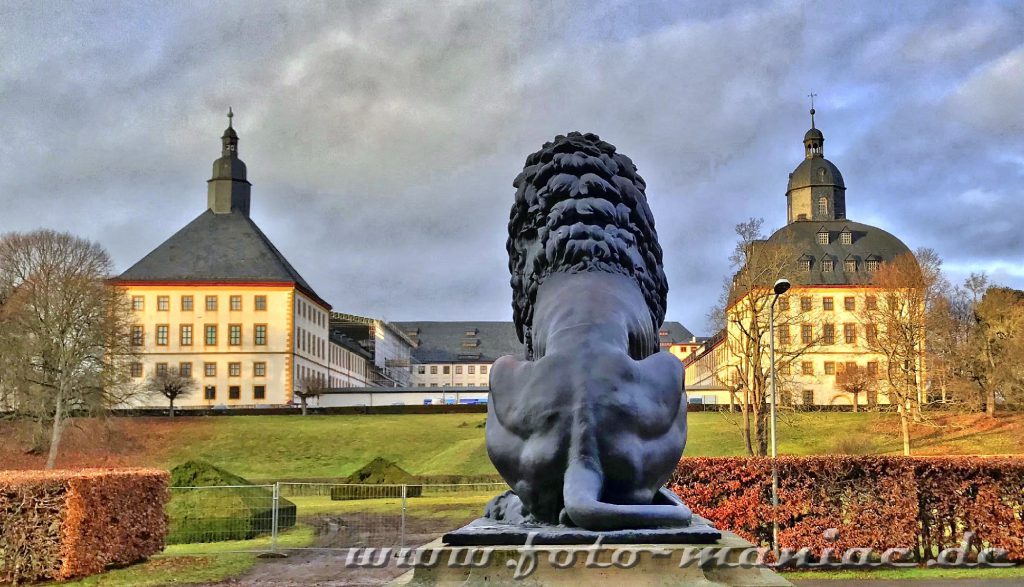 Ein Löwe blickt auf das Barock-Schloss Friedenstein in Gotha