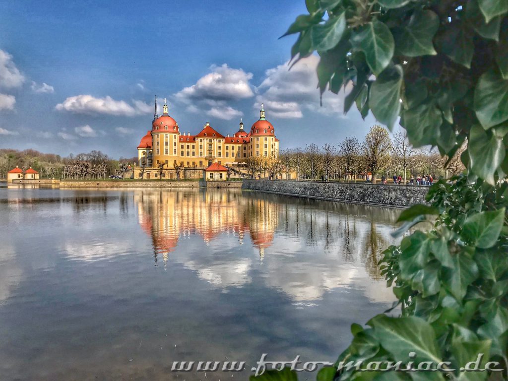 Aschenbrödels Schloss Moritzburg spiegelt sich im Wasser