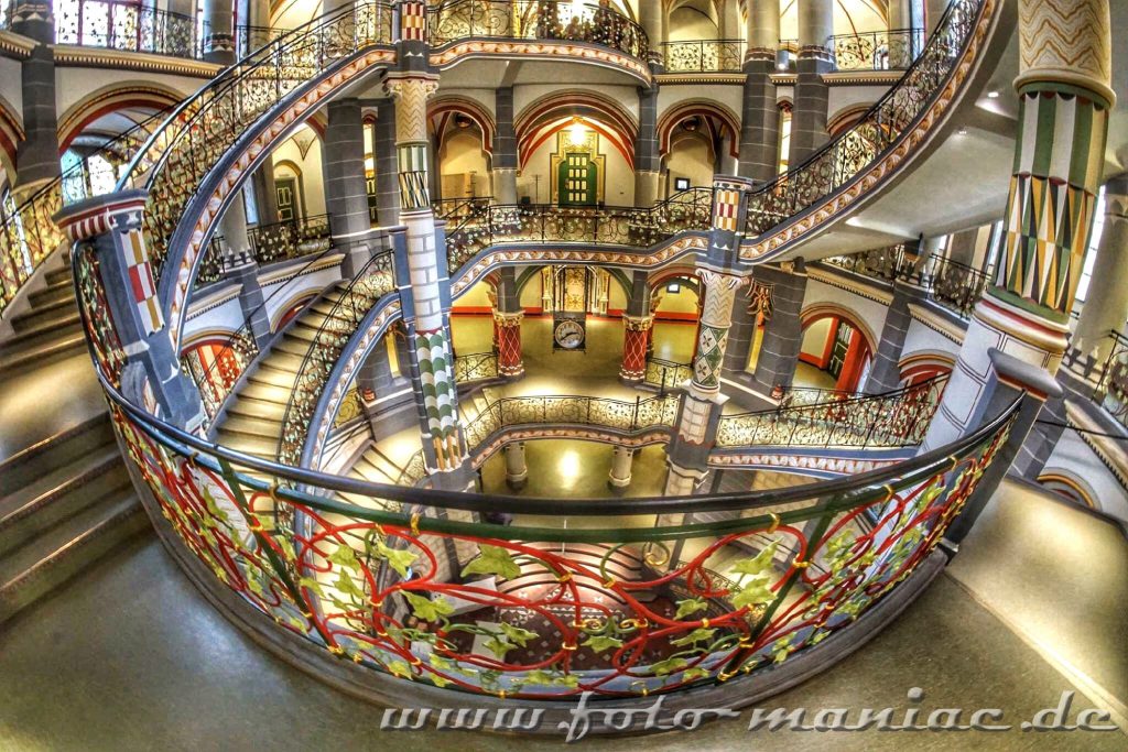 Phantastisches Treppenhaus im prachtvollen Landgericht in Halle