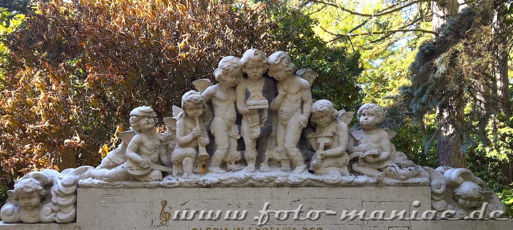 Sieben Engel musizieren auf einem Grabmahl auf dem Südfriedhof in Leipzig