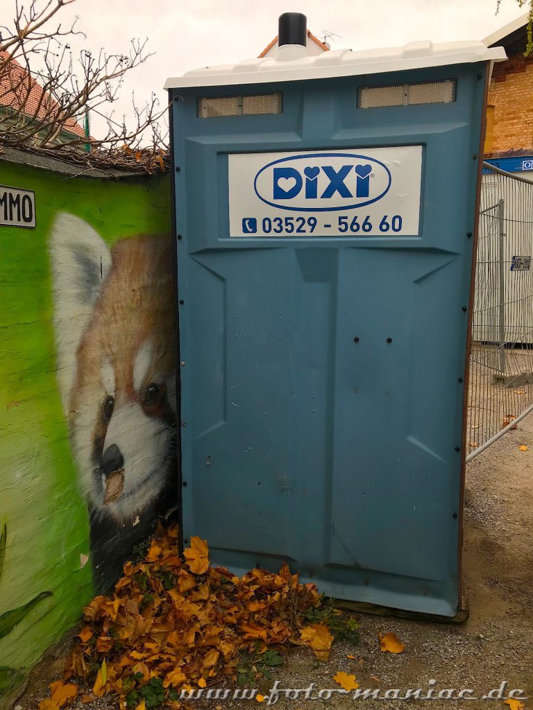 Graffiti - Waschbär hinterm Dixi-Klo