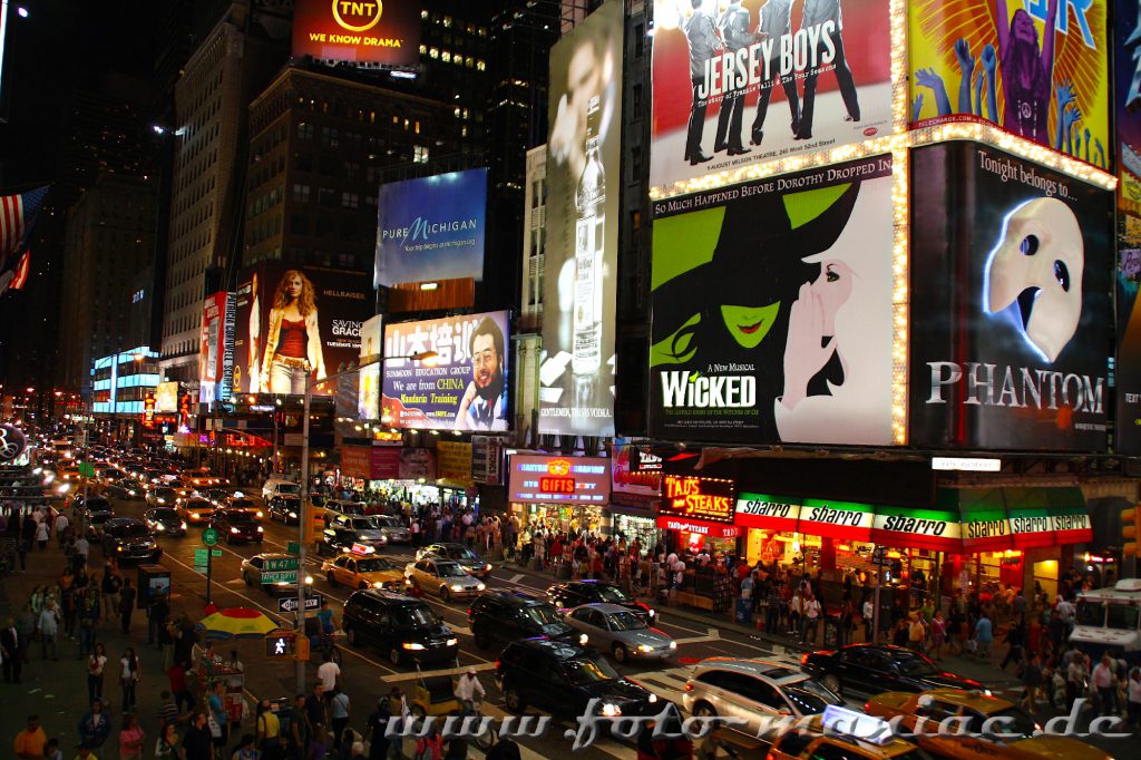 Bunte Leuchtreklame verhüllen die Fassaden vom Time Square