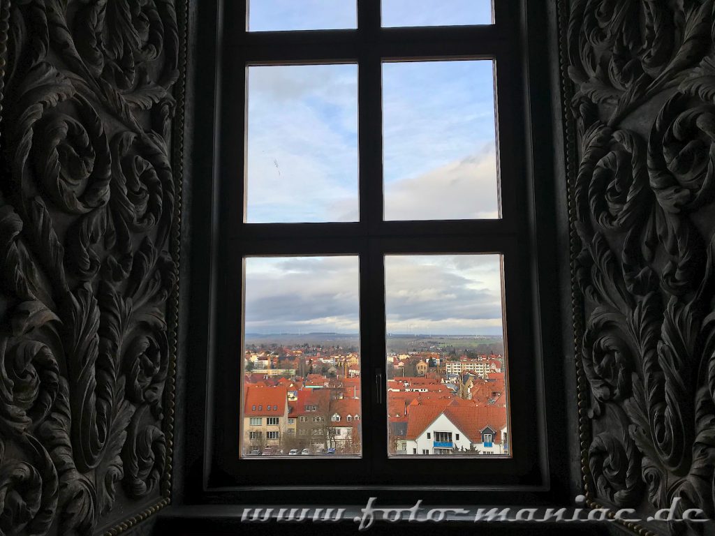 Blick aus einem Fenster vom Barock-Schloss Friedenstein in Gotha auf die Stadt