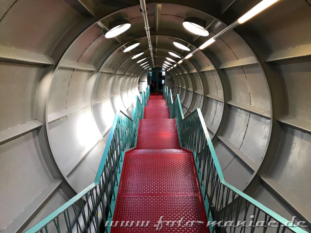 2020.04.28._Eine Treppe im Innern des Atomiums in Brüssel