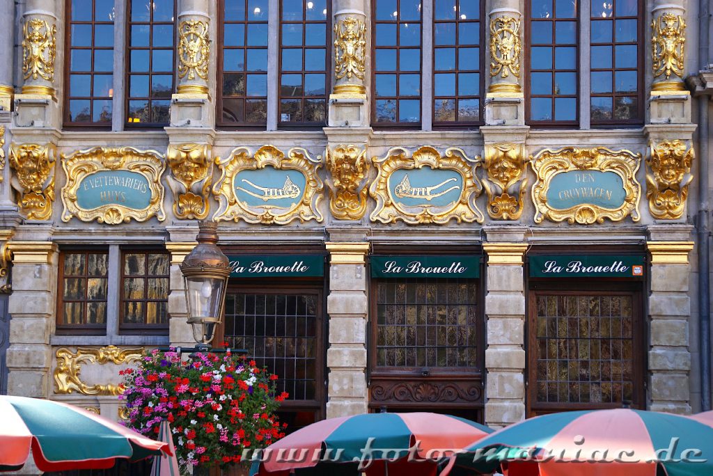 2020.04.28._Reich verzierte Fassade auf dem Grand Place, der zu Brüssels Schokoladenseiten gehört