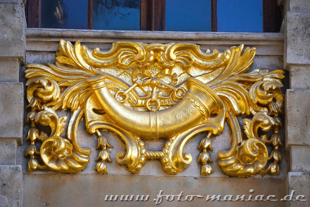 2020.04.28._Goldenes Horn ziert Fassade auf dem Grand Place, der zu Brüssels Schokoladenseiten gehört