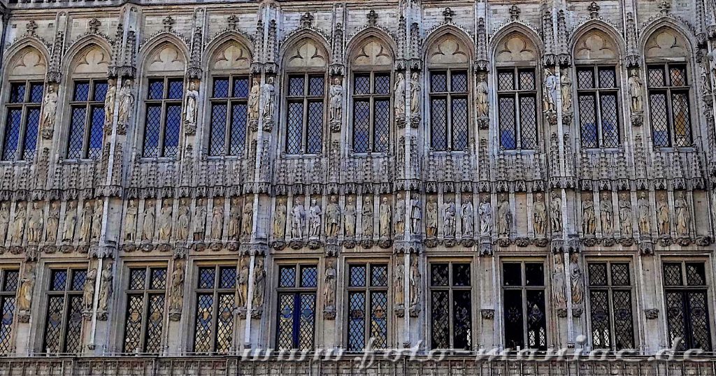 2020.04.28._Skulpturen schmücken das Rathaus-Fassade auf dem Grote Markt in Bruessel