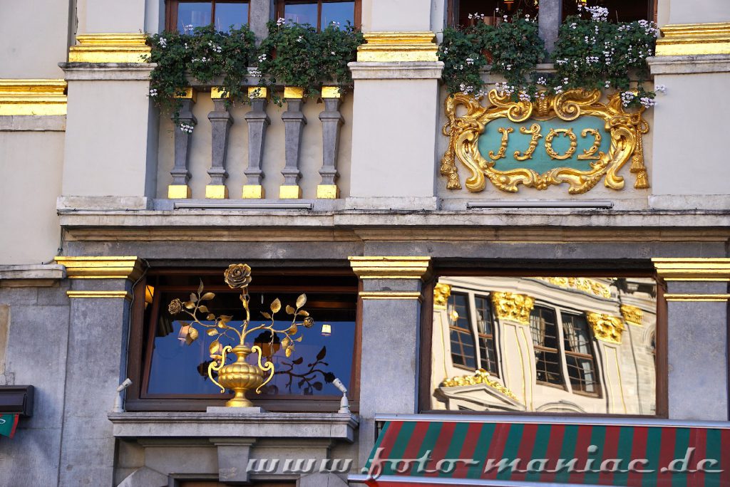 2020.04.28._Zwei Fenster spiegeln sich in einem Fenster auf dem Grand Place, der zu Brüssels Schokoladenseiten zählt