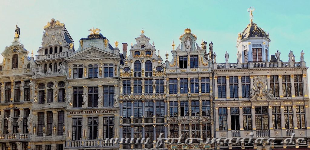 2020.04.28._Mit Goldschmuck überladene Fassaden auf dem Grand Place in Brüssel