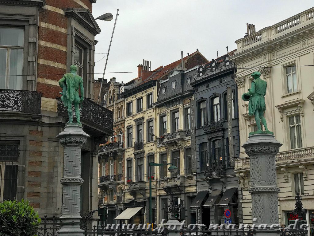 Zwei Figuren vor einer Häuserzeile in Brüssel