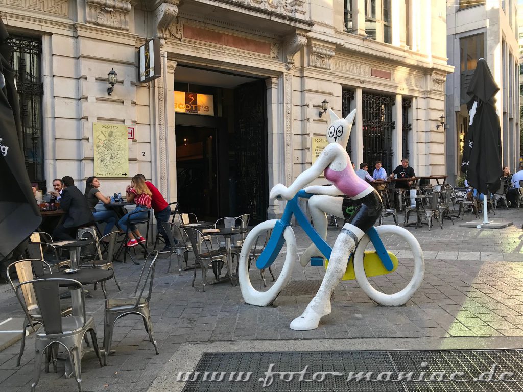Radfahrende Skulptur - Streetart gehört zu Brüssels Schokoladenseiten