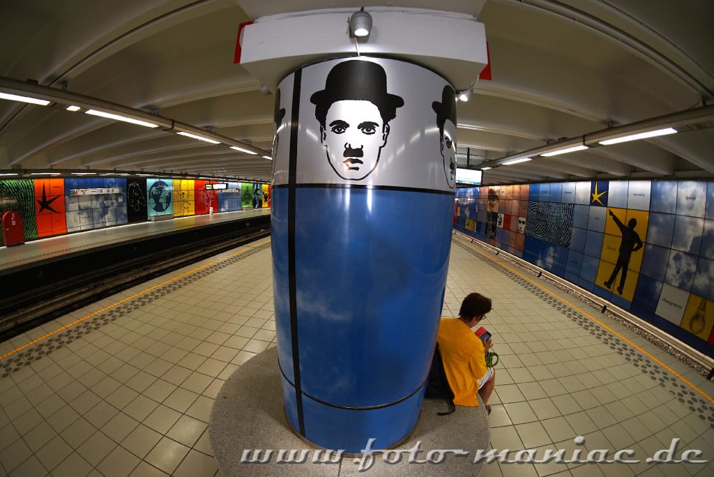 Chaplin-Bild in einer U-Bahn-Station in Brüssel