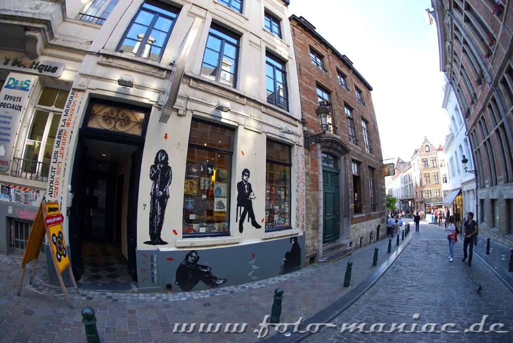 Vier auf eine Hauswand gemalte Männer - Comics gehören zu Brüssels Schokoladenseiten