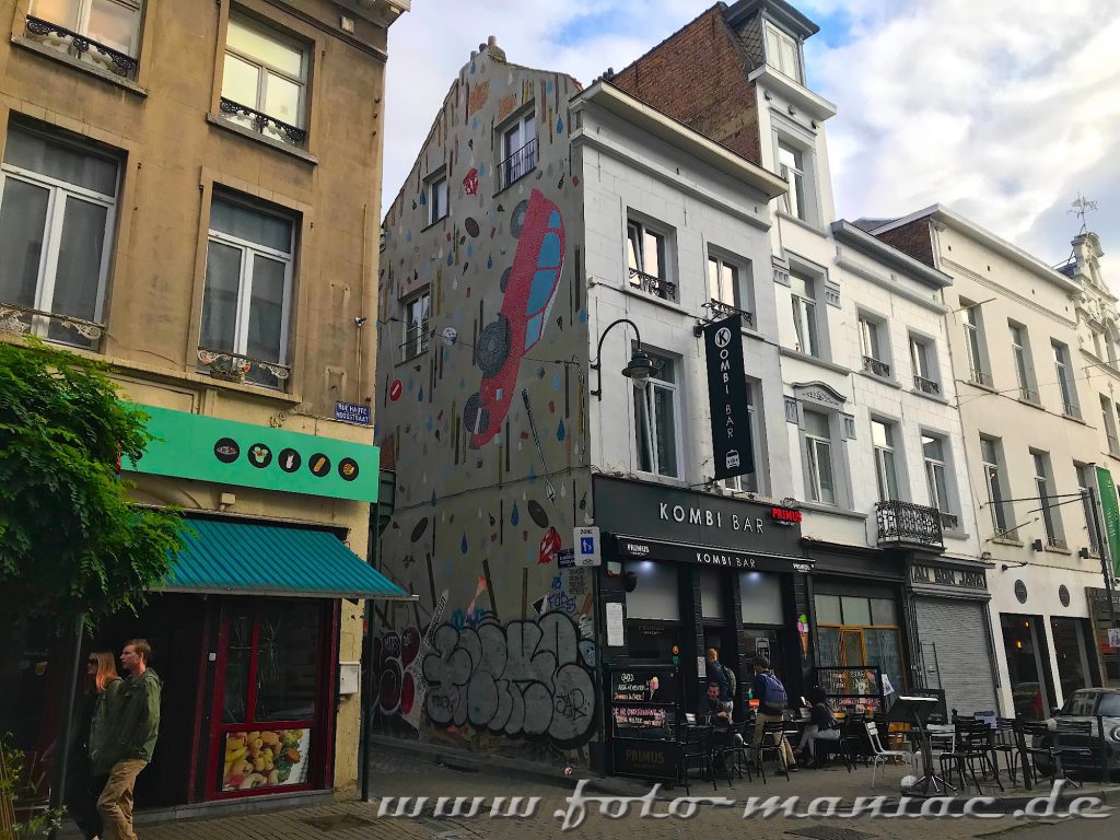 Auto auf Hauswand - Streetart gehört zu Brüssels Schokoladenseiten
