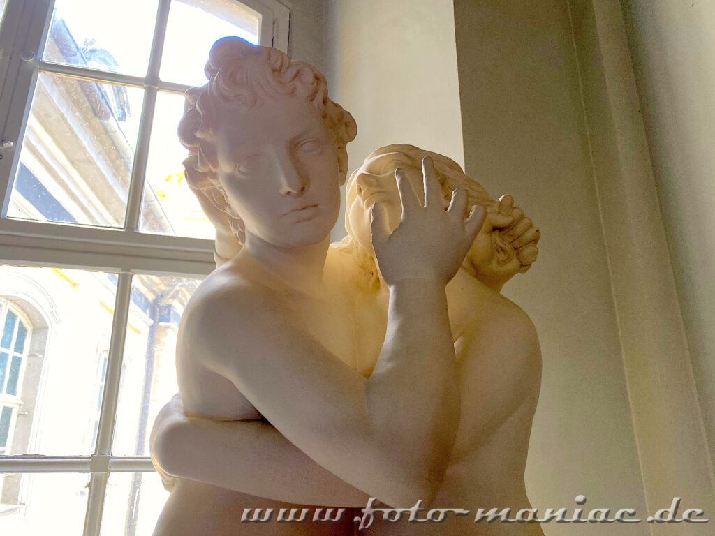 Skulptur von zwei nackten Frauen im Schloss Heidecksburg