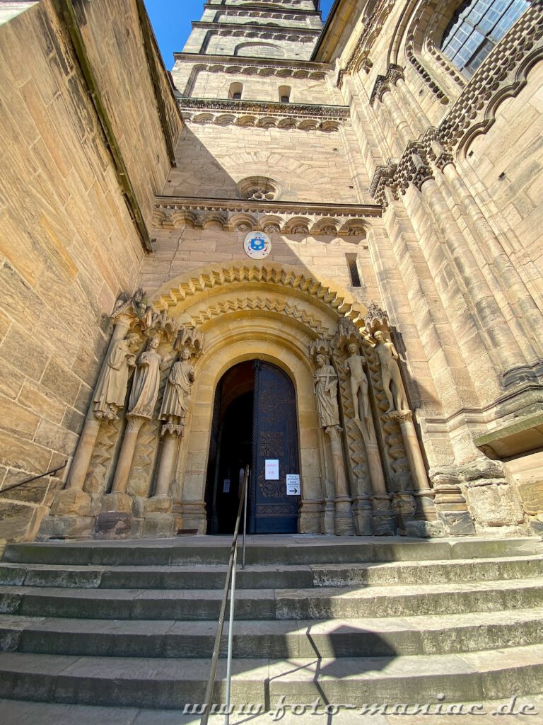 Sechs Skulpturen begrüßen den Besucher den Besucher des Doms von Bamberg beim Eintreten