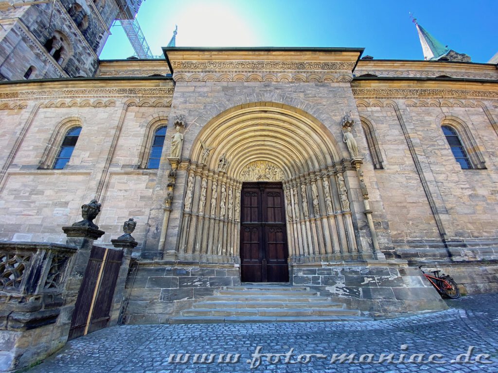 Beim Bummel durchs beschauliche Bamberg sollte man sich auch das Fürstenportal des Doms anschauen