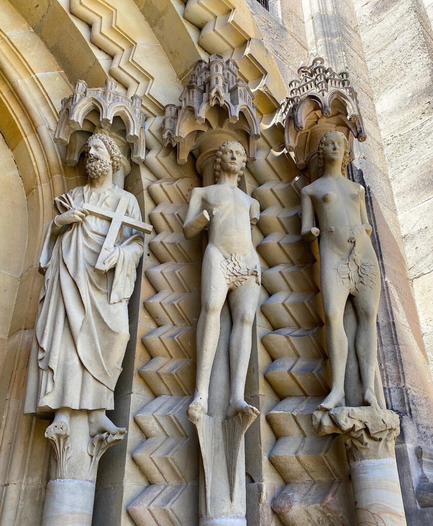 Drei Stein-Figuren an Pforte