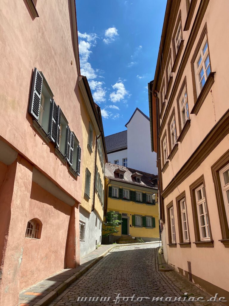 Blick in eine Gasse mit Fachwerk in Bamberg