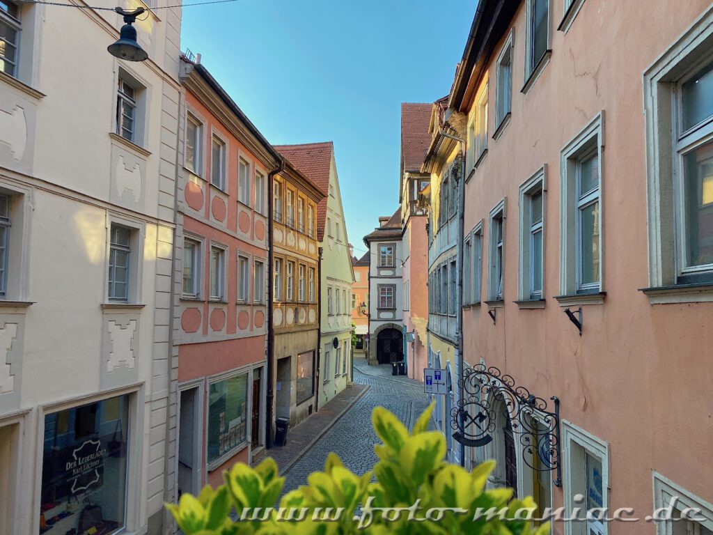 Bummel durchs beschauliche Bamberg - Blick in eine Gasse mit Fachwerkhäusern 