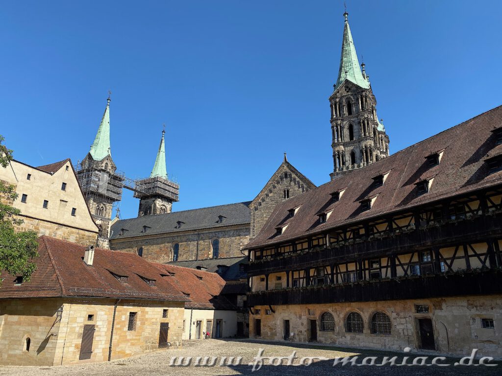 Hinter der Alten Hofhaltung Bambergs ragen die vier Türme des Doms auf
