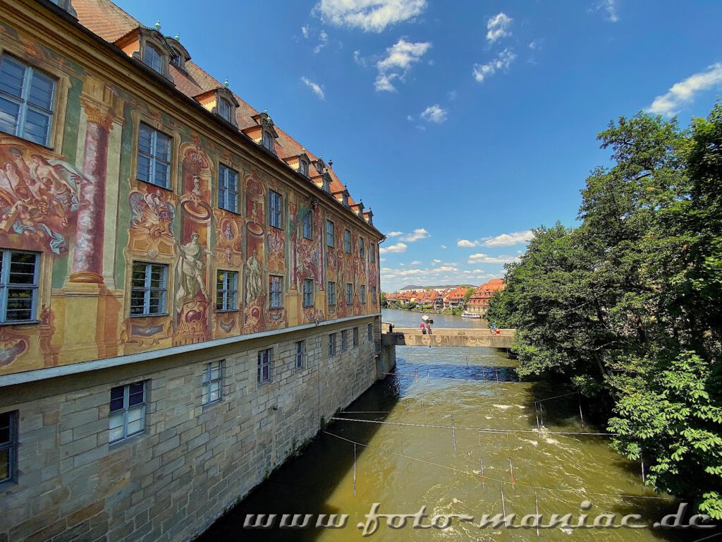 Im Hintergrund des Alten Rathauses von Bamberg sieht man die Häuser von Klein Venedig