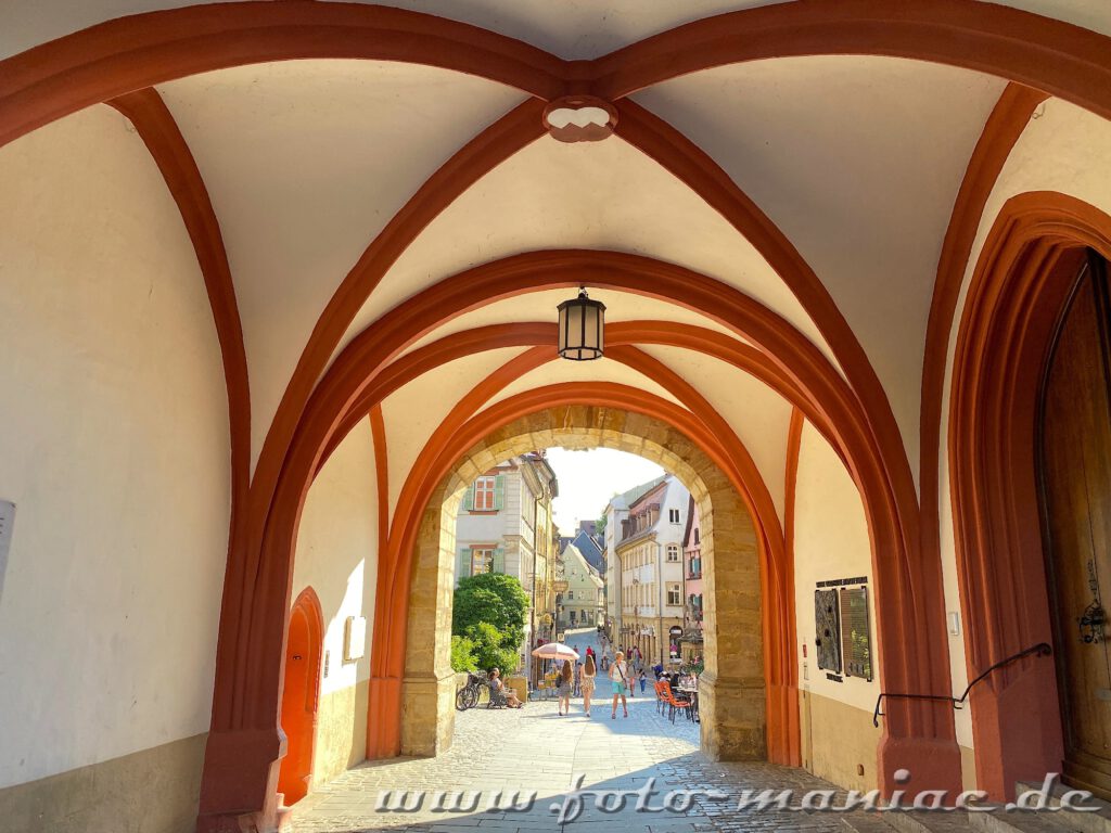 Beim Bummel durchs beschauliche Bamberg läuft man auch durch diesen Torbogen des Alten Rathauses