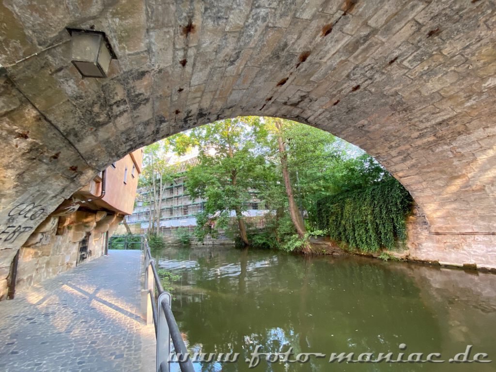 Ein Weg führt in Bamberg unter einer Brücke durch