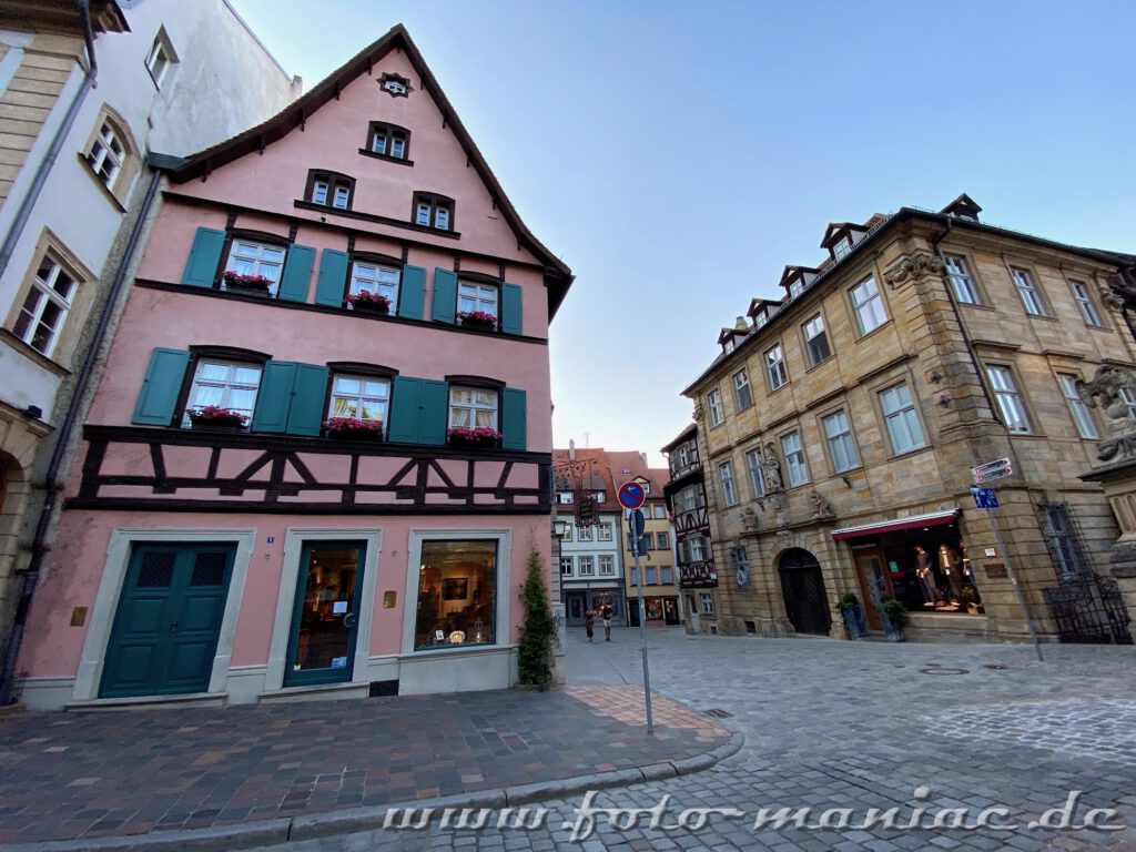 Rosafarbenes Fachwerkhaus mit grünen Fensterlaeden in Bamberg