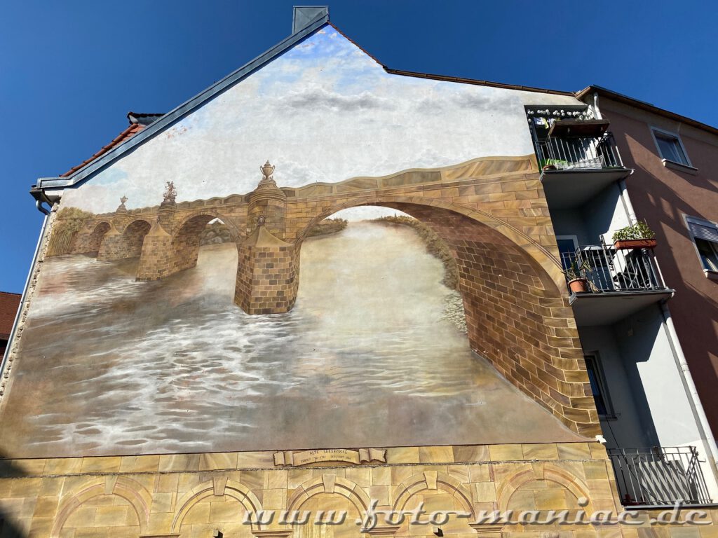 Streetart-Bruecke auf einer Fassade in Bamberg