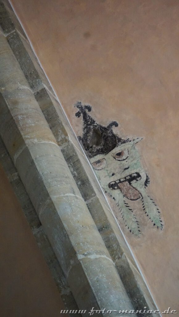 Fratze an der Decke des Doms in Bamberg steckt Zunge raus