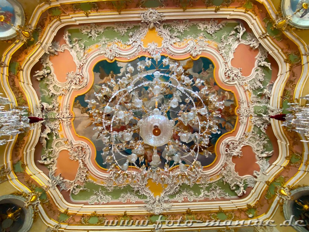 Decke mit Kronleuchter im Residenzschloss in Rudolstadt