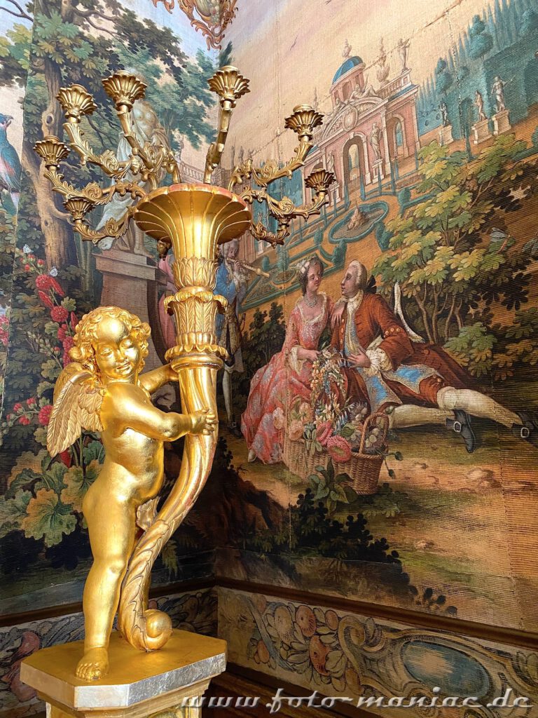 Goldener Engel als Leuchter im Schloss Heidecksburg