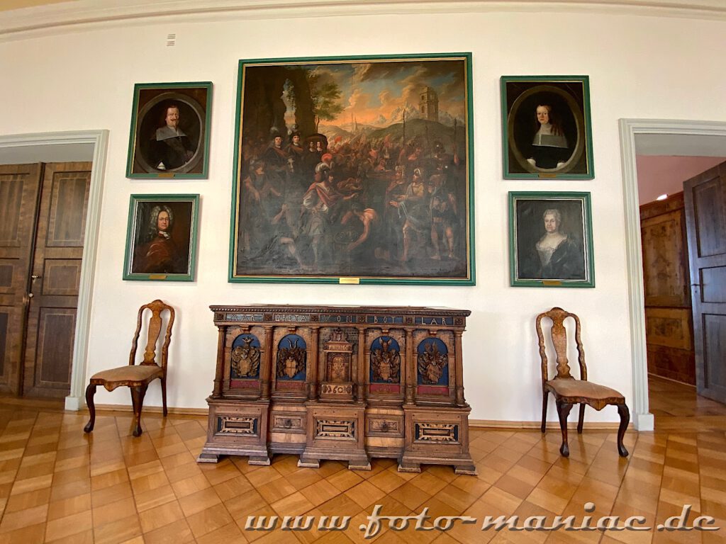 Truhe und Gemälde in Oldenburger Galerie in Schloss Heidecksburg