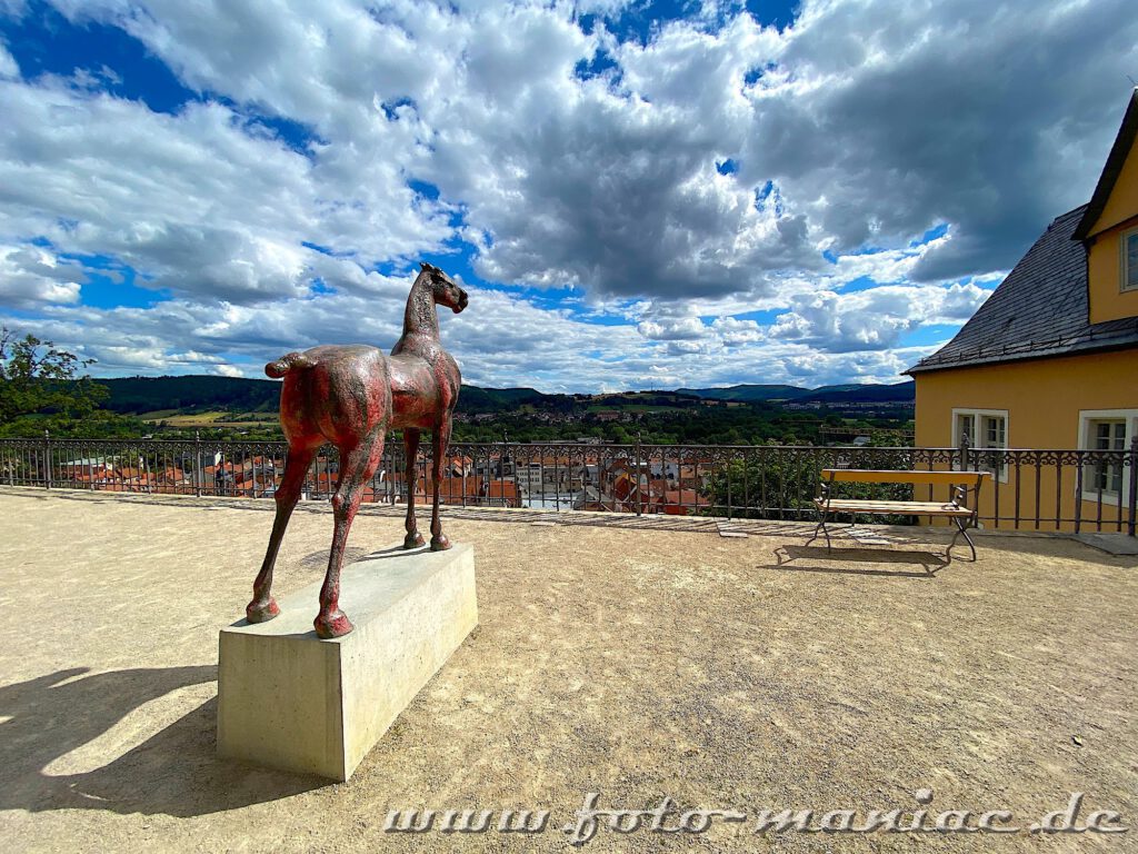 Eine Pferdeskulptur blickt auf Rudolstadt