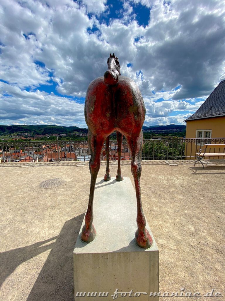 Hiteransicht einer Pferdeskulptur