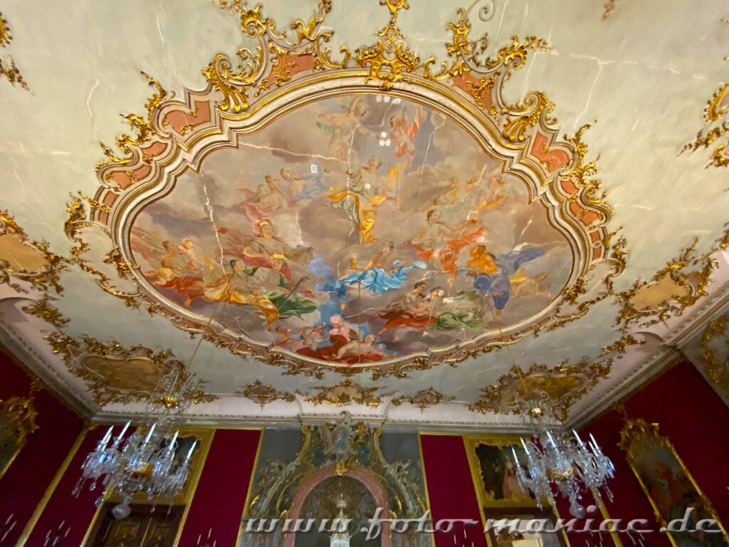 Kunstvoll gestaltete Decke im Roten Saal der Heidecksburg in Rudolstadt