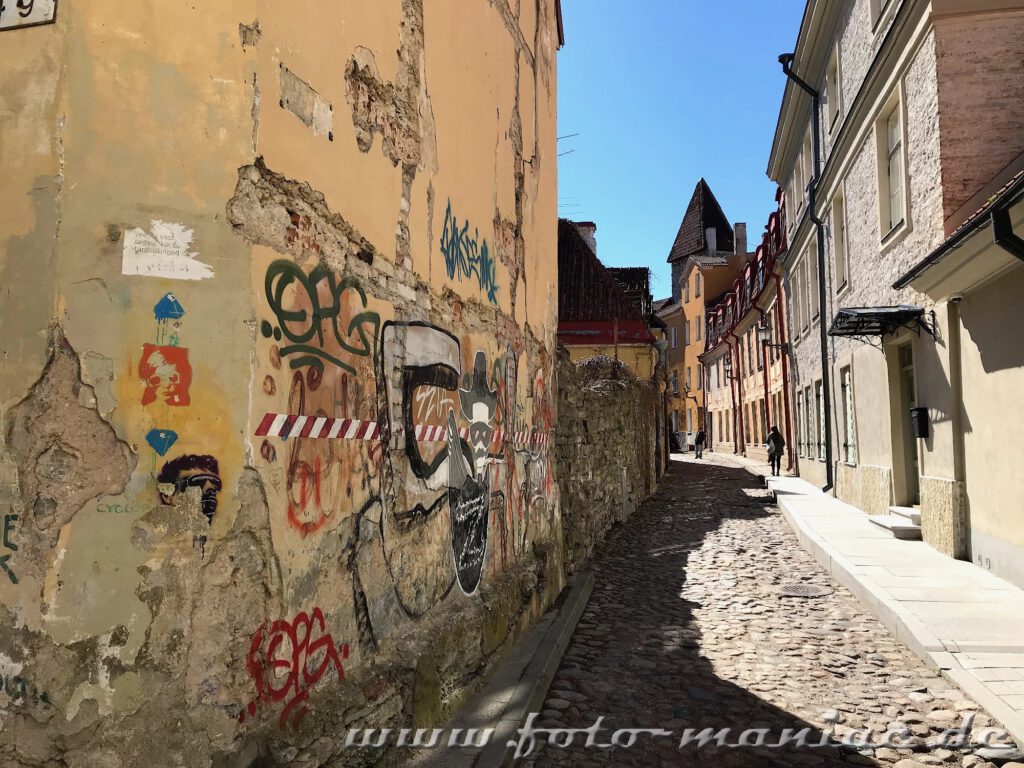 Wand mit Graffiti in schmaler Gasse in Tallinn