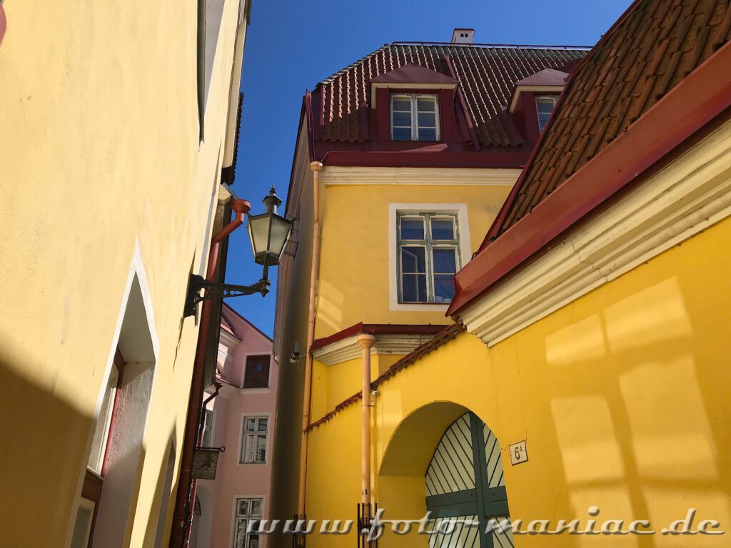 Eine Laterne in schmaler Gasse in Tallinn
