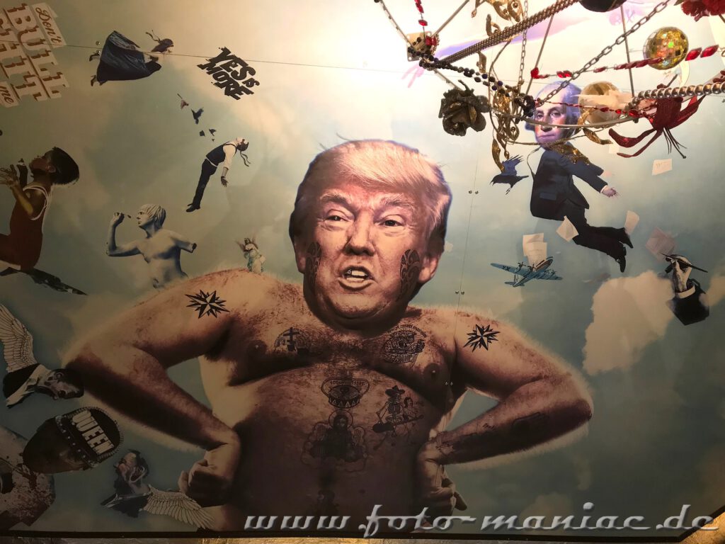 Karrikatur von Donald Trump an der Decke