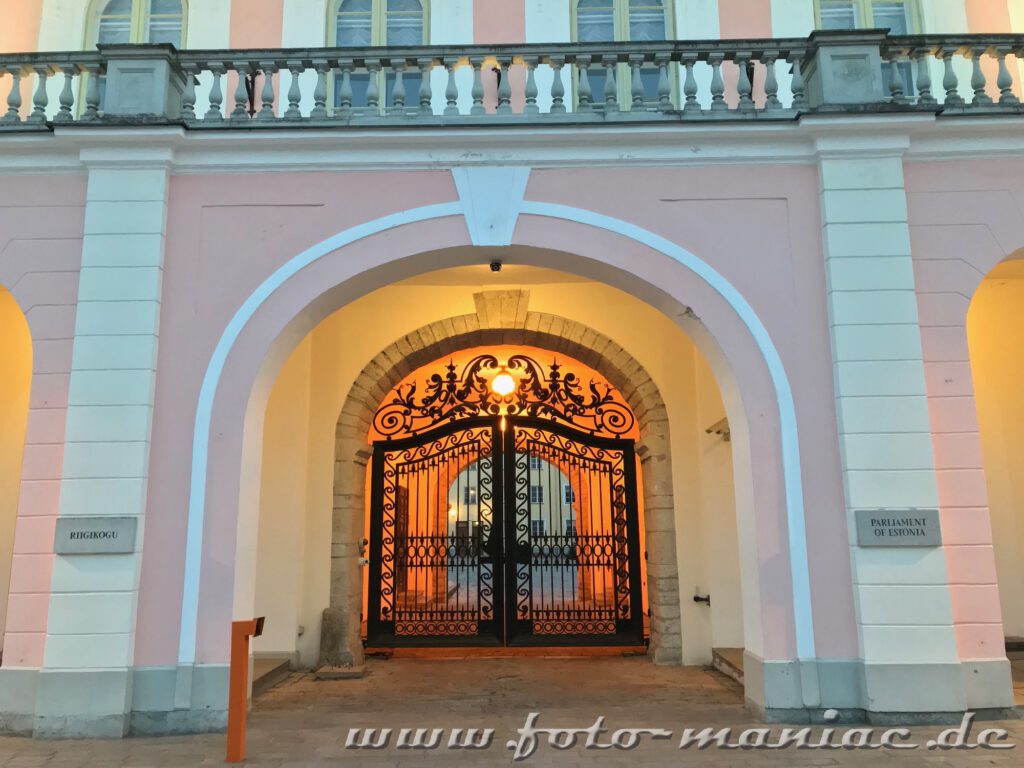 Eingang zum Parlament von Tallinn