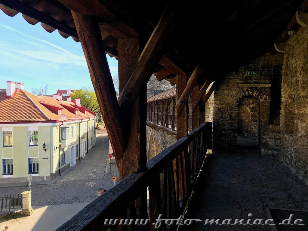Überdachter Gang auf der Stadtmauer von Tallinn