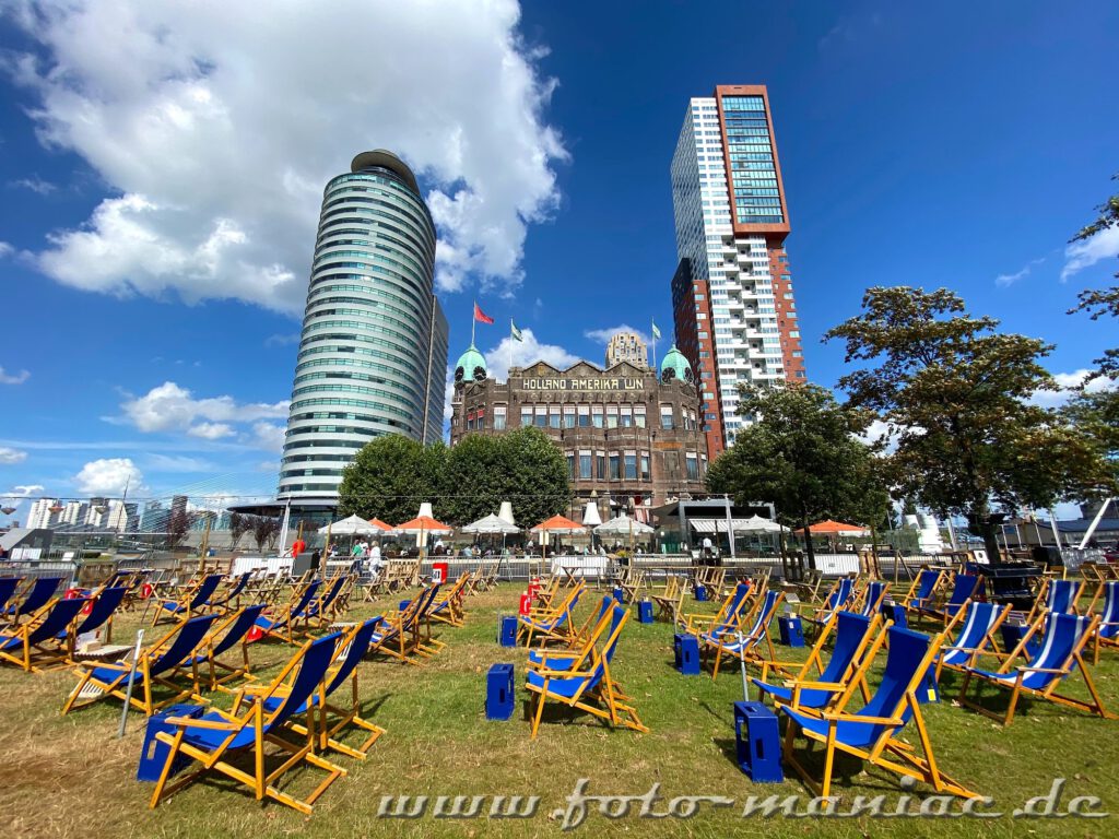 Rotterdams verrückte Architektur - Liegestühle stehen vor dem Hotel New York