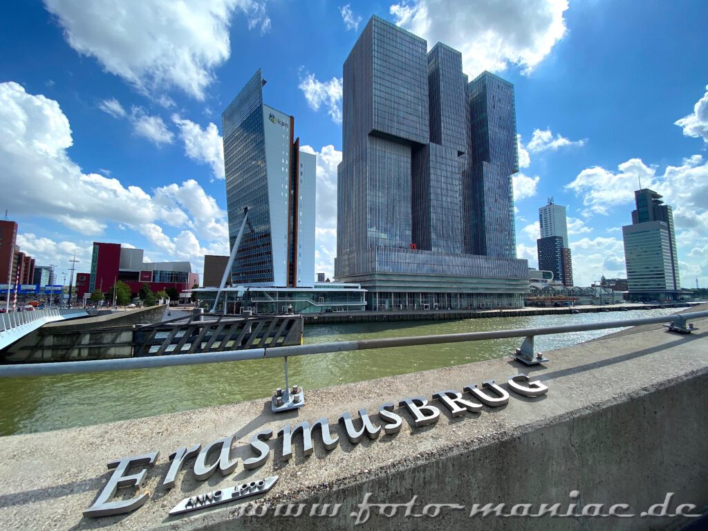Blick von der Erasmusbrücke auf Rotterdams verrückte Architektur