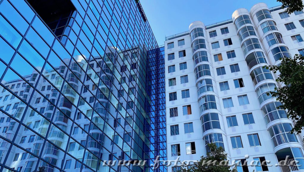 Ein Gebäude spiegelt sich in der Hotelfassade. Die Rotterdamer Architektur setzt auf Spiegelflächen