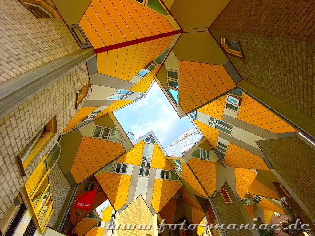Die Kubushäuser von unten fotografiert gehören  zu Rotterdams verrückter Architektur