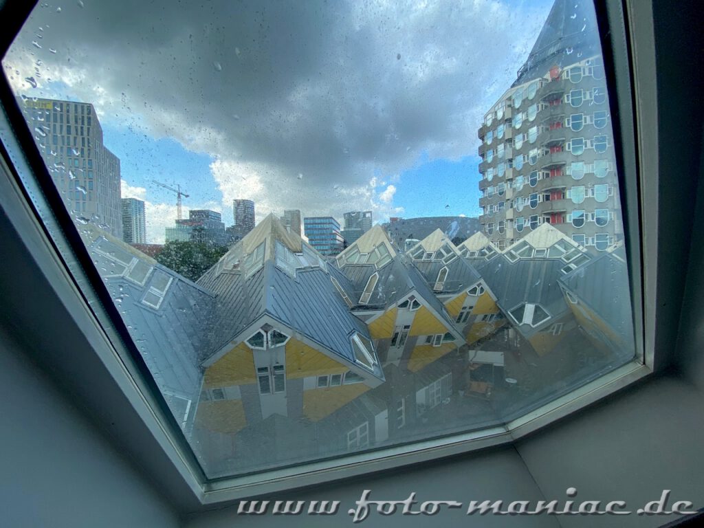 Blick aus dem Fenster auf Rotterdams Kubushäuser