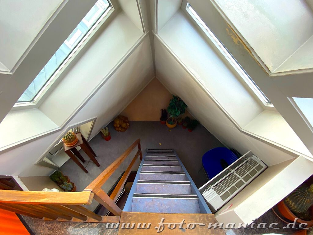 Steile Treppe in einem Würfelhaus