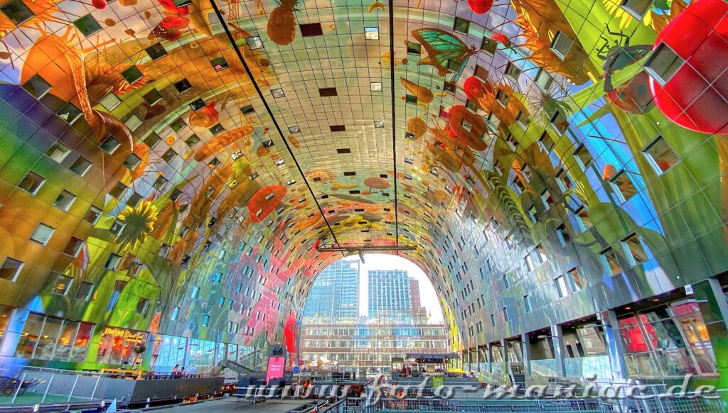 Zu den Highlights von Rotterdams verrückter Architektur zählt die Markthalle mit ihrem bunten Dach